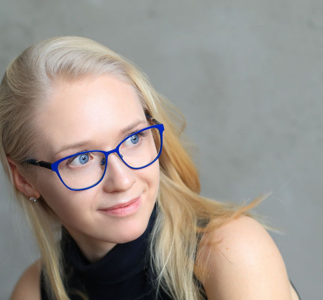 girl wearing transparent eyeglasses and looking at left side