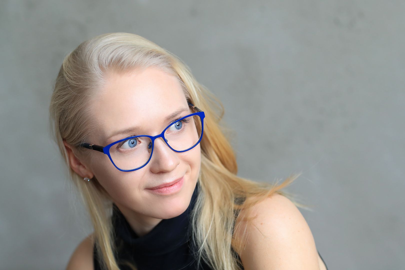 girl wearing transparent eyeglasses and looking at left side