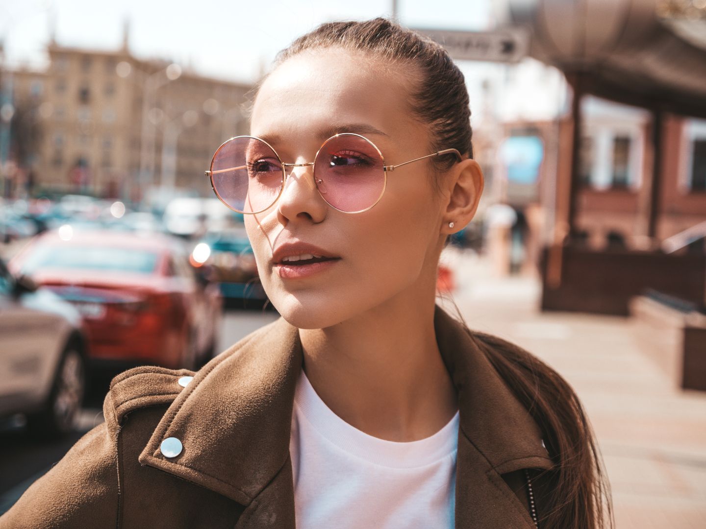 a lady wearing round eyeglasses for round face